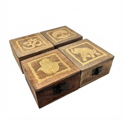 Caja Cuadrada de Madera Artesana con Símbolos Espirituales